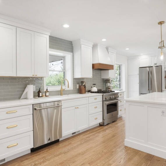 White shaker cabinets with maple accents 80110